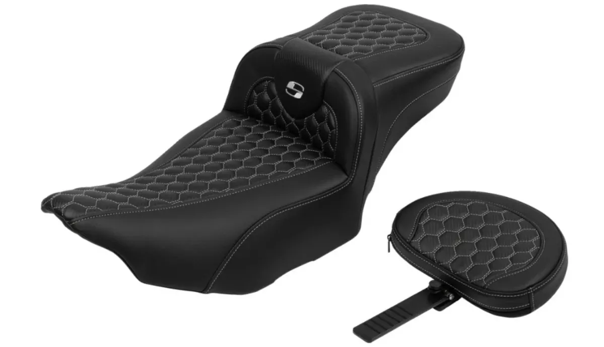 Saddlemen Roadsofa Extended Reach Seat With Backrest Honeycomb Silver Stitch – 823-07-190B5 For Harley Touring 2023-2026